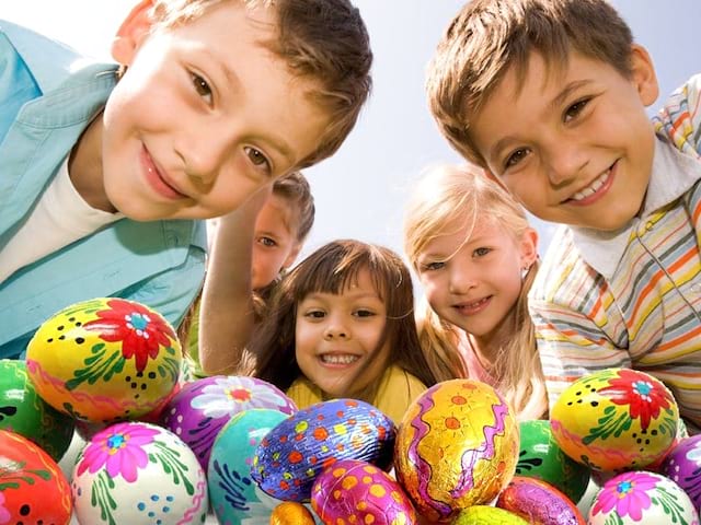 Groupe d'enfants cherchant les oeufs de paques en colonie de vacances