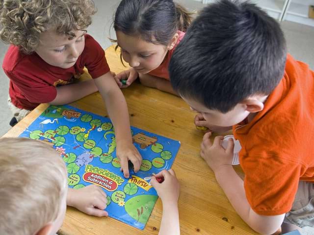 Jeunes enfants qui jouent à un jeu de société