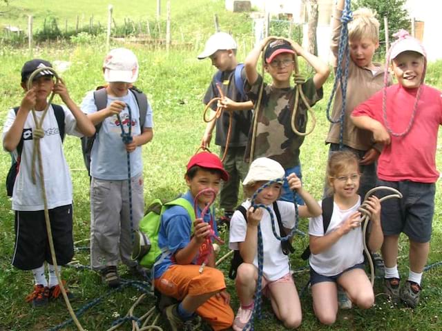 Enfants jouant aux aventuriers et tenant une corde 