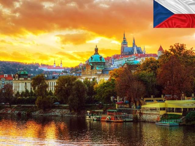 Vue sur Prague depuis le Vltava