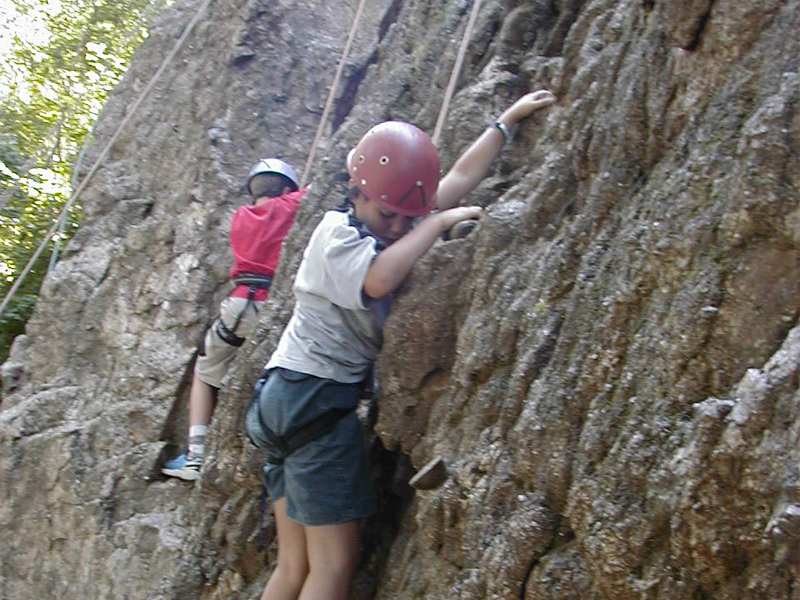 Enfants faisant de l'escalade en colonie de vacances