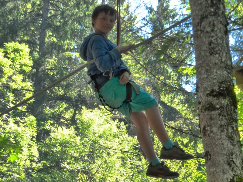 Enfants pratiquant l'accrobranche en colo