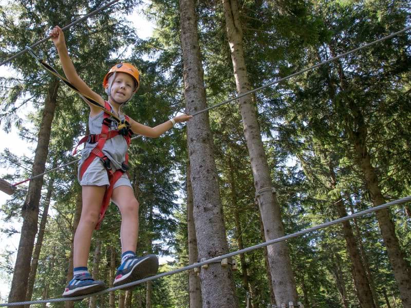 Enfant qui fait de l'accrobranche en colonie de vacances djuringa juniors
