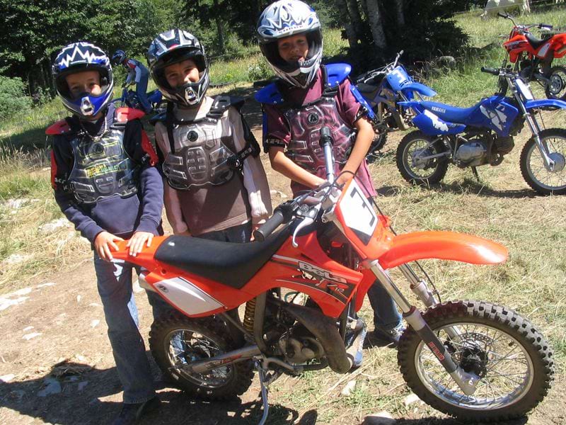 Enfants apprenant à faire de la moto en colo Djuringa Juniors