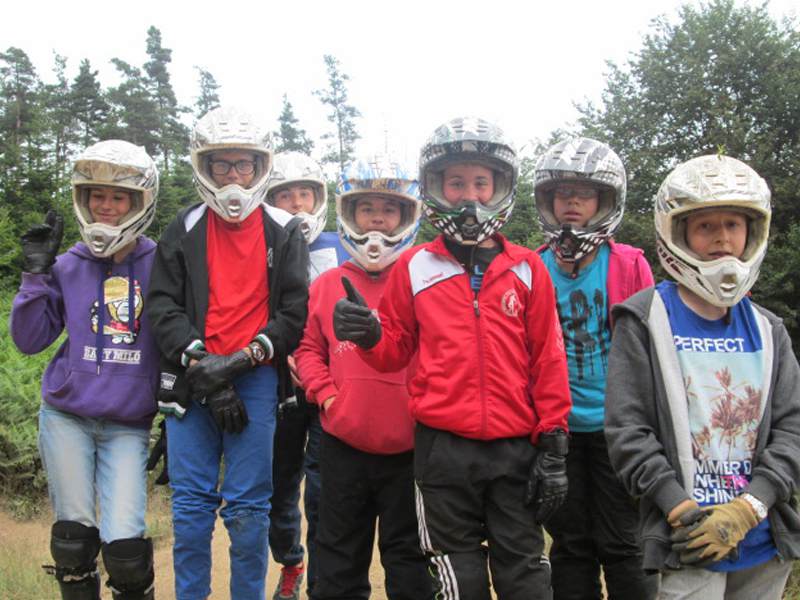 Groupe d'enfants en colo avec casque de moto 