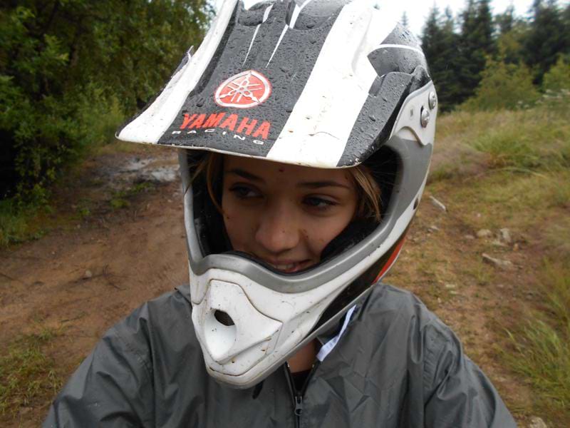 Portrait d'une jeune fille avec un casque de moto