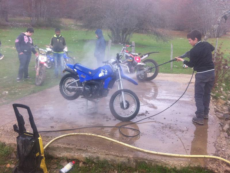 Enfants qui lavent leur moto en colonie de vacances