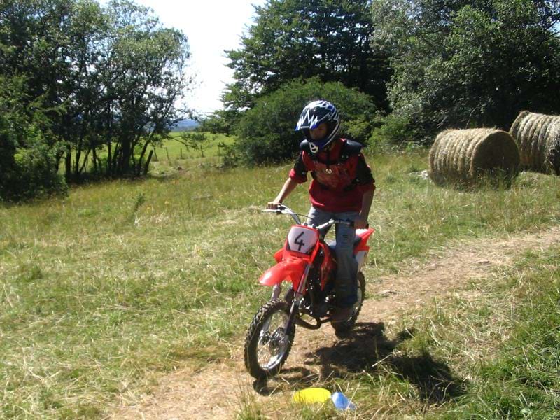 Enfant en balade à moto en colonie de vacances