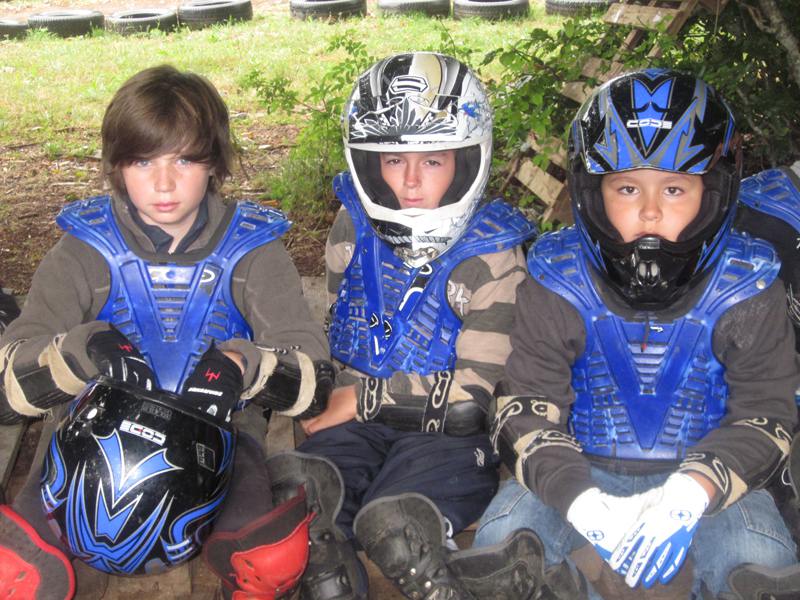 Enfants avec équipement de moto en colonie de vacances