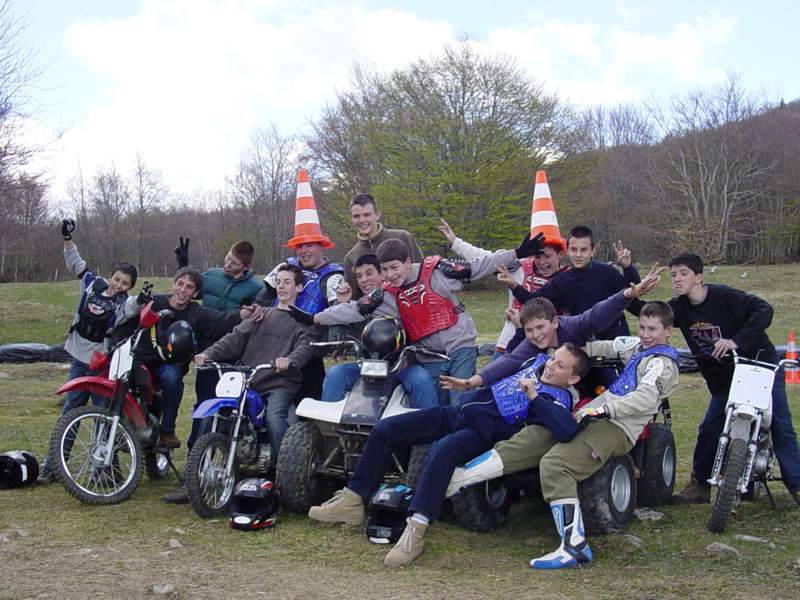 Enfants en colonie de vacances de moto 