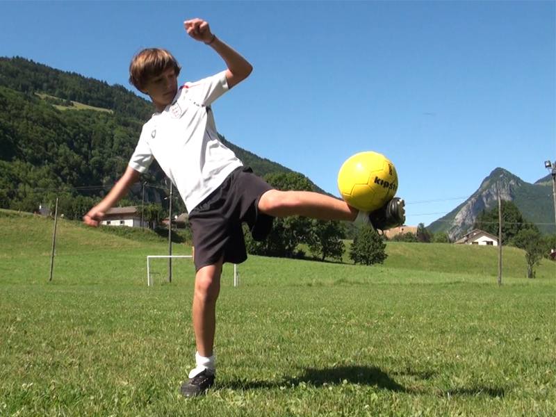 Enfant jouant au football en colonie de vacances