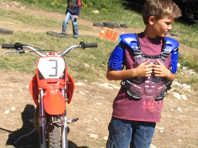 Préado apprenant à faire de la motocross en colo