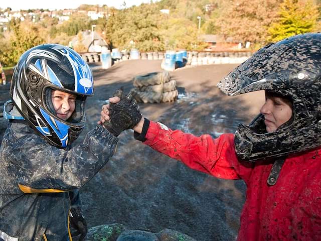 Enfants avec un casque de moto en colo