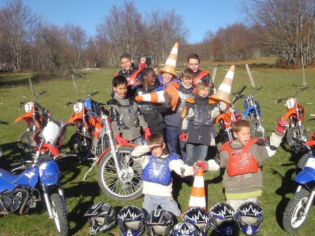 Groupe d'enfants de 6 à 10 ans en colonie de vacances moto cross