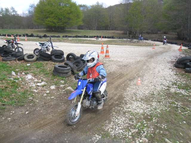 Enfant sur terrain de moto cross 