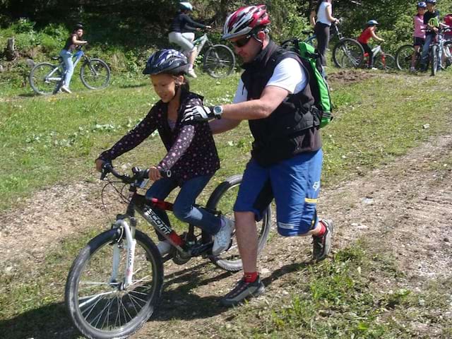 Enfant apprenant à faire du vélo en colo