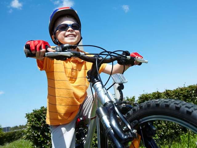 enfants à vélo à la campagne en colonie de vacances