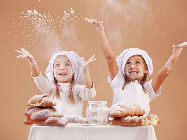 Enfants heureux de cuisiner en colonie de vacances