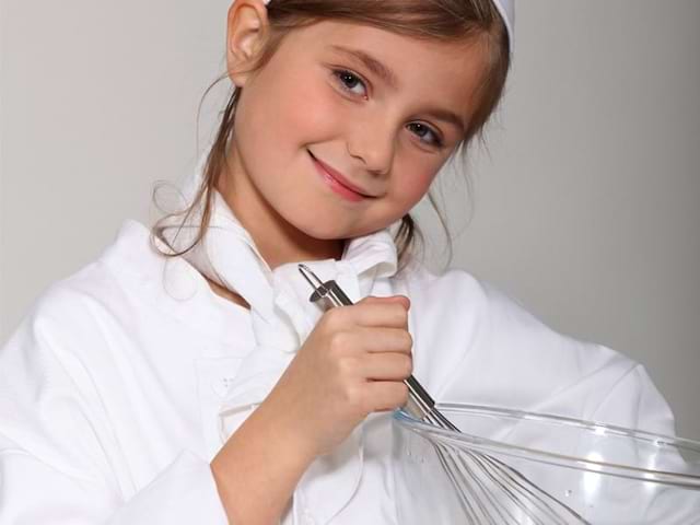 Enfant faisant de la patisserie