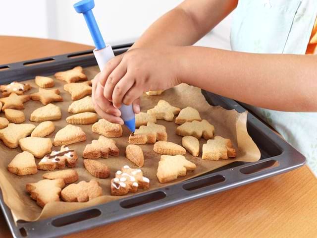 Enfant décorant des biscuits en colonie de vacances