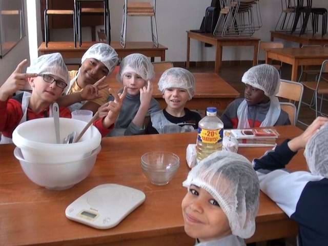 Enfants apprenant à cuisiner en colo 