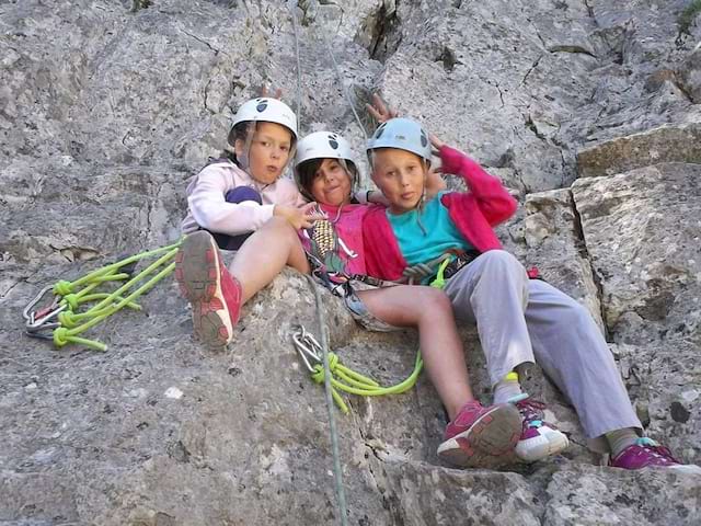 Enfants pratiquant l'escalade en colonie de vacances