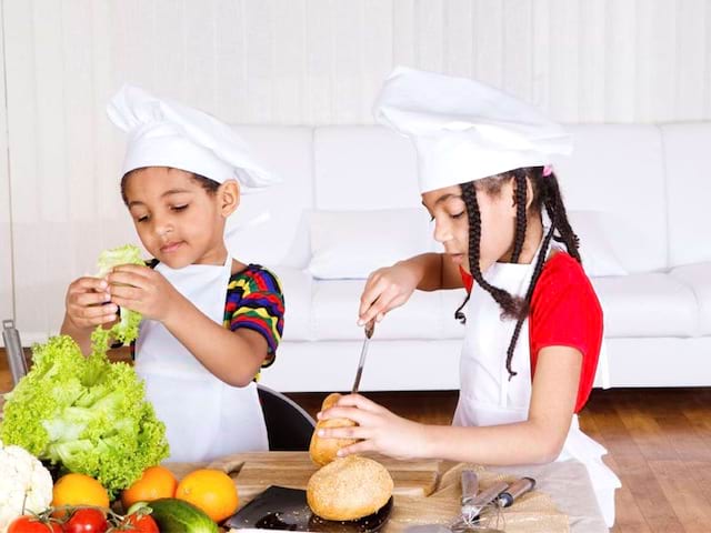 Enfants apprenant à faire la cuisine ensemble