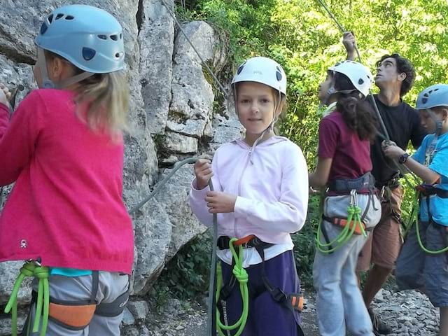 Groupe d'enfants faisant de l'escalade en colonie de vacances