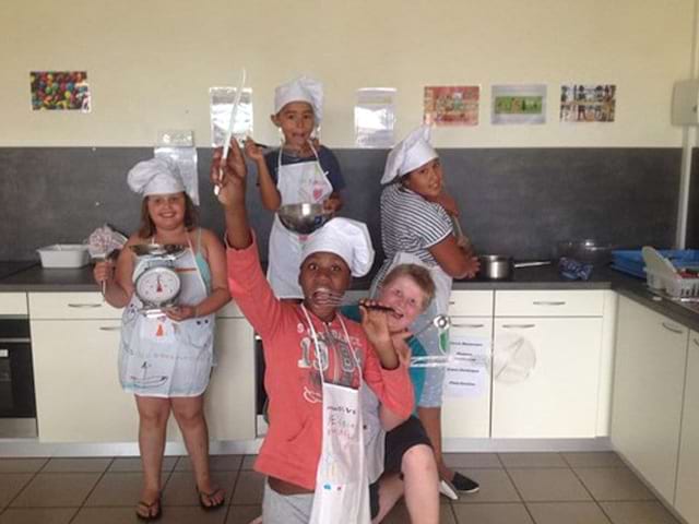 Groupe d'enfants cuisiniers en colonie de vacances