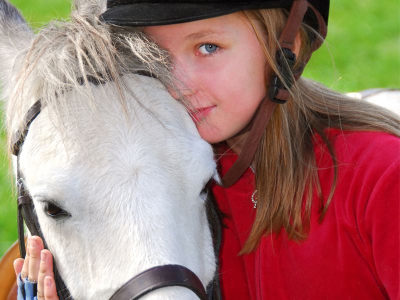 portrait d'une jeune fille avec son cheval en colonie de vacances