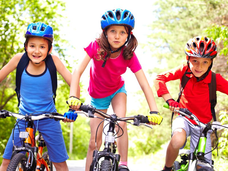 Enfants en balade à vélo en colonie de vacances 
