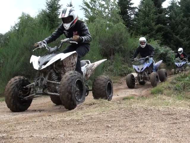 Enfants conduisant un quad en colonie de vacances 