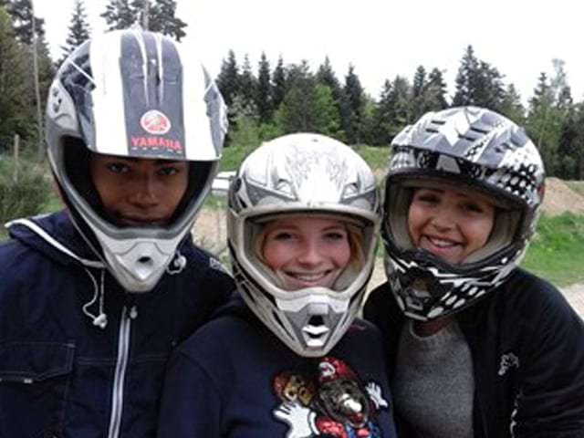 Adolescents portant un casque de moto en colonie de vacances