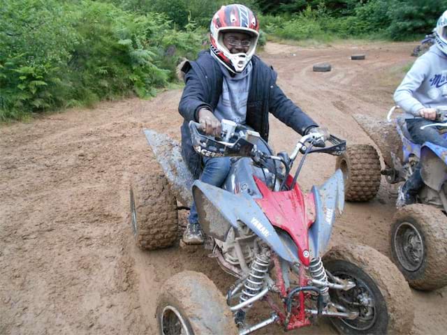 ado en colonie de vacances conduisant un quad