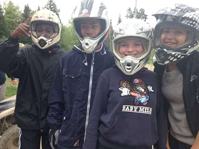 Groupe d'ados avec un casque de moto