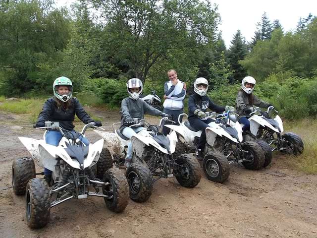 Groupe d'ados en balade à la campagne en quad 