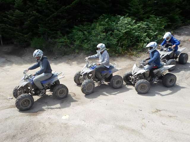 groupe d'enfants et ados conduisant un quad 