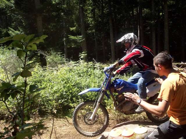 animateur de colo entrainant un ado à faire de la motocross en colonie 