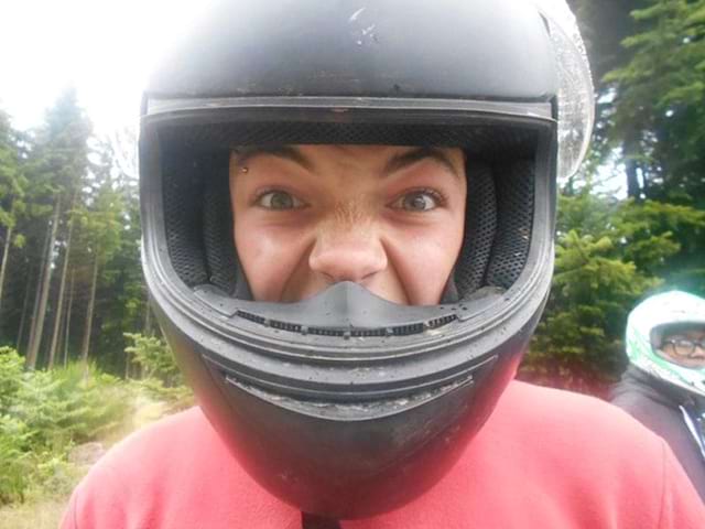 portrait d'une jeune fille portant un casque en colonie de vacances