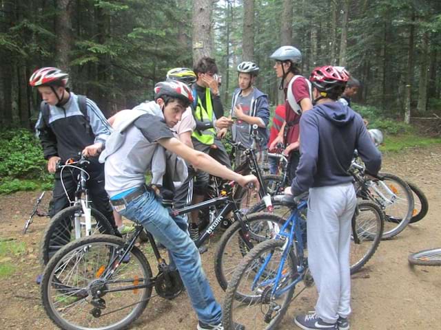 Groupe d'ados en randonnée à vélo en colo