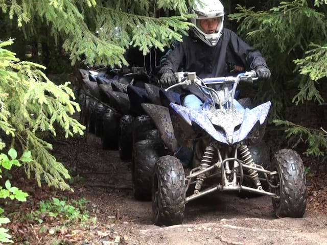 Adolescent en rando quad en colonie de vacances