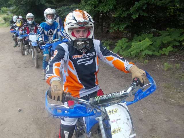 groupe d'ados en colo moto à la campagne printemps