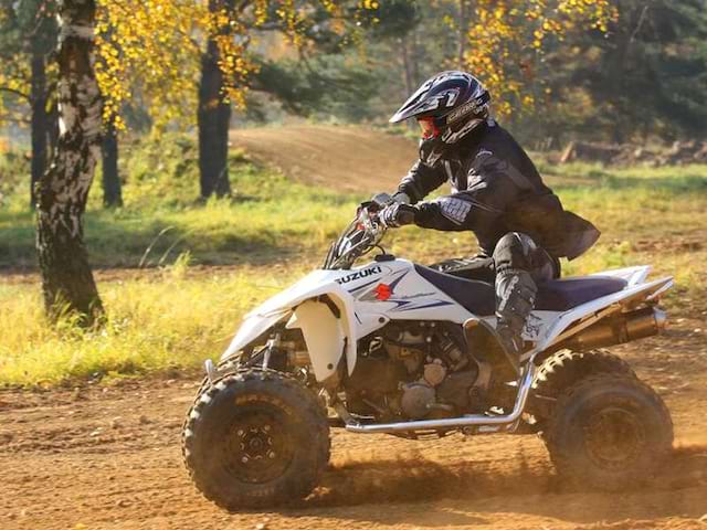 Enfant qui conduit un quad en colonie de vacances