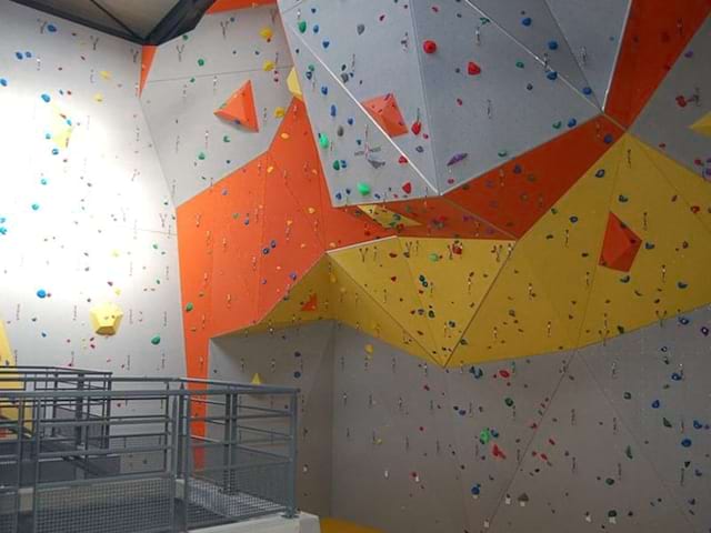 Vue sur le mur intérieur d'escalade sur le centre de colo de vacances à Monistrol mis à disposition des jeunes lors de leur séjour