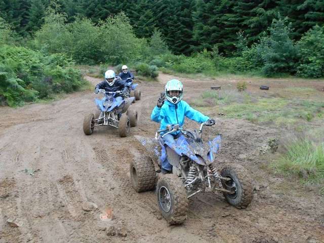 Deux enfants faisant du quad en colonie de vacances