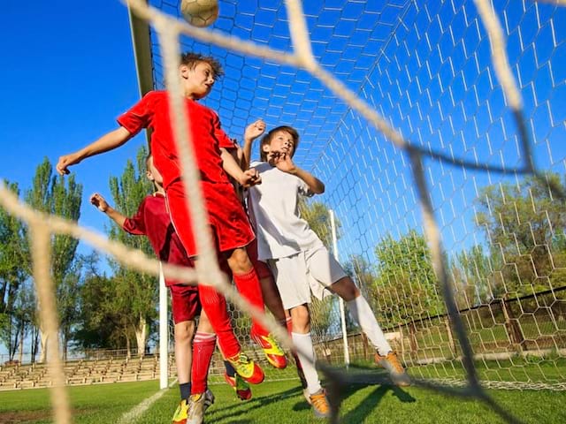 Enfants jouant au football en colonie de vacances été