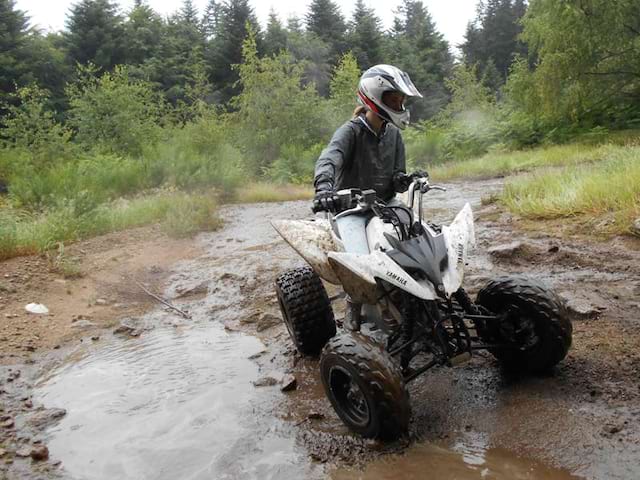 Enfant dans un bourbier en quad en colonie de vacances d'été