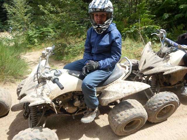 Enfant assis sur un quad en colo 