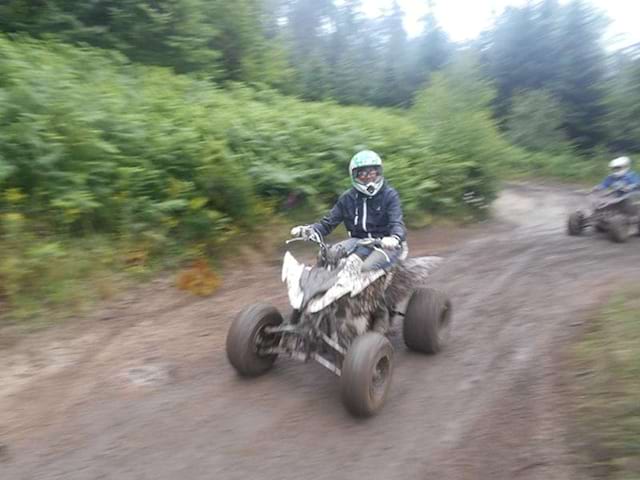 Ado en quad en colonie de vacances