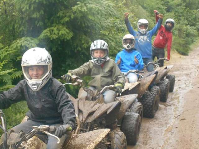 Adolescents en randonnée en quad en colonie de vacances